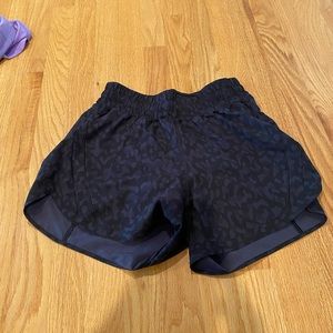 Black print lulu shorts